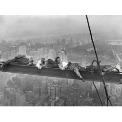 CONSTRUCTION WORKERS RESTING ON STEEL BEAM ABOVE MANHATTAN, 1932