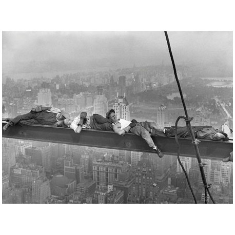 CONSTRUCTION WORKERS RESTING ON STEEL BEAM ABOVE MANHATTAN, 1932