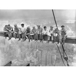 NEW YORK CONSTRUCTION WORKERS LUNCHING ON A CROSSBEAM, 1932