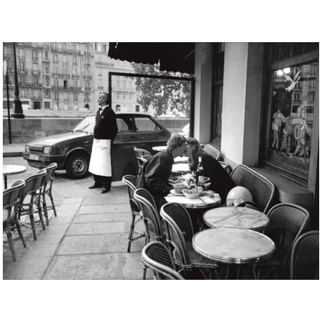 KISSING AT SIDEWALK CAFE, PARIS