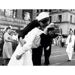 KISSING THE WAR GOODBYE IN TIMES SQUARE, 1945 (DETAIL)