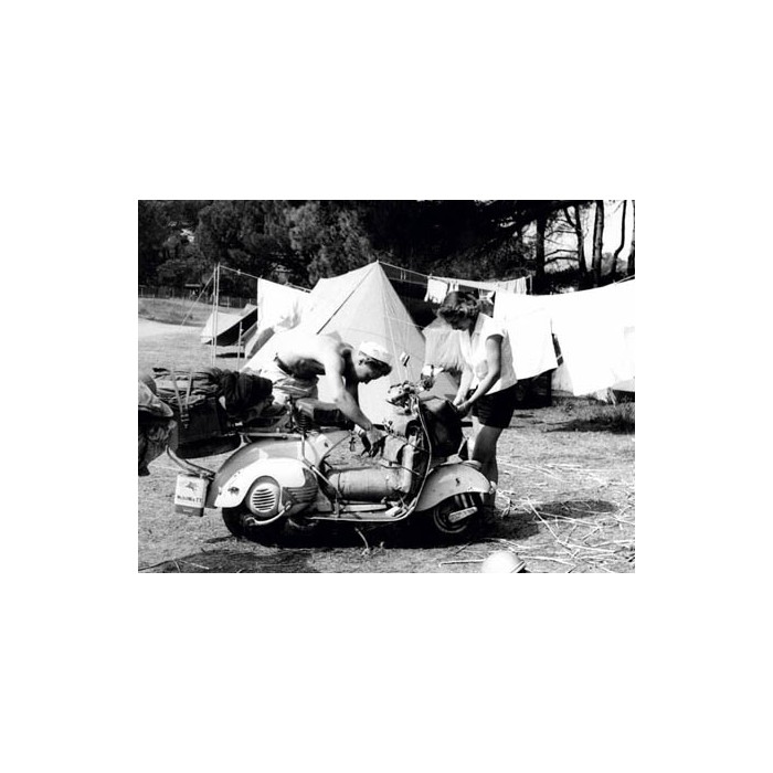 JEUNE COUPLE EN CAMPING, 1960