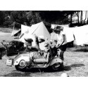 JEUNE COUPLE EN CAMPING, 1960