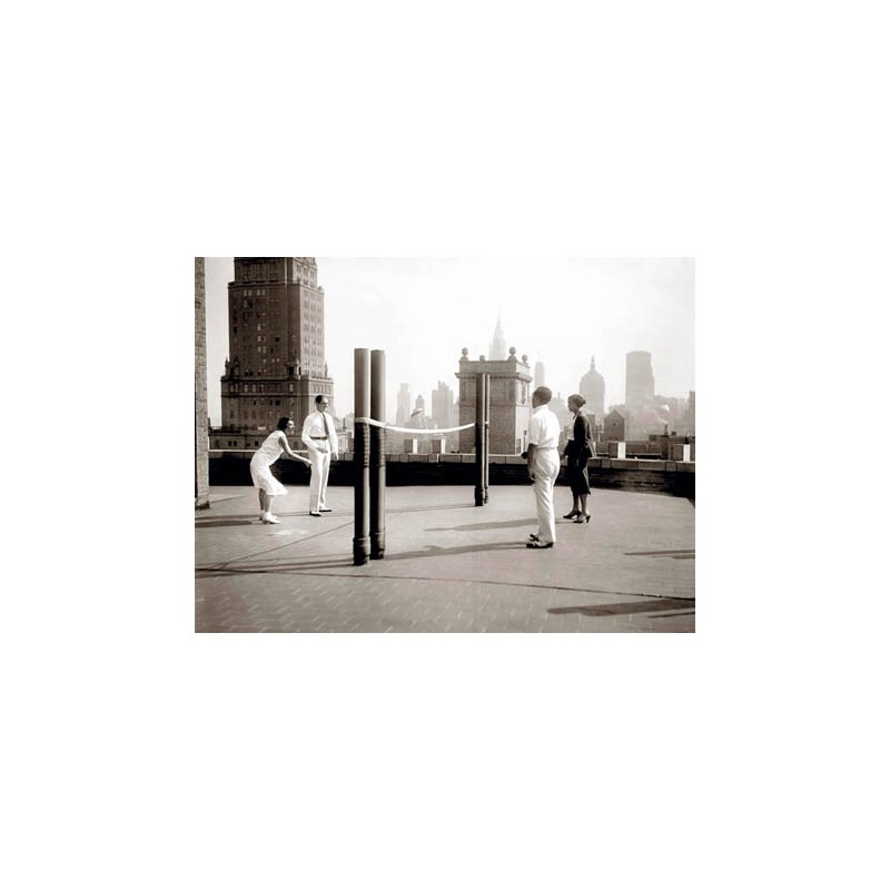 UNE PARTIE DE DECK - TENNIS SUR LA TERRASSE DU TOIT DE L'HÔTEL DELMONICO DE NEW YORK, 1925