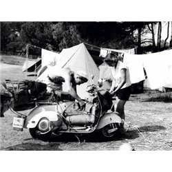 JEUNE COUPLE EN CAMPING, 1960