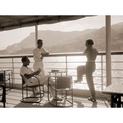 Jeunes gens sur le pont d'un bateau dans la baie de Monte Carlo, 1920